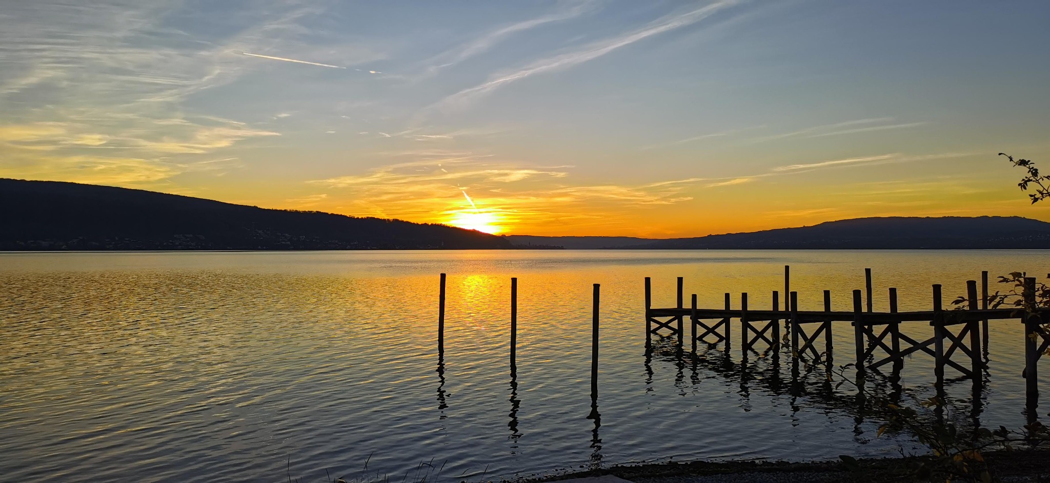 Abendsonne über dem Bodensee mit Steg