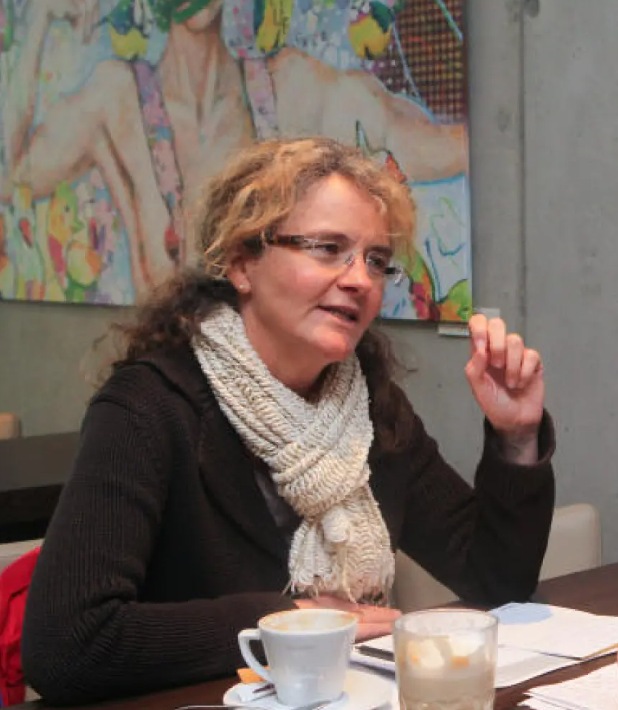 Dr. Sonja Krug während eines Gesprächs